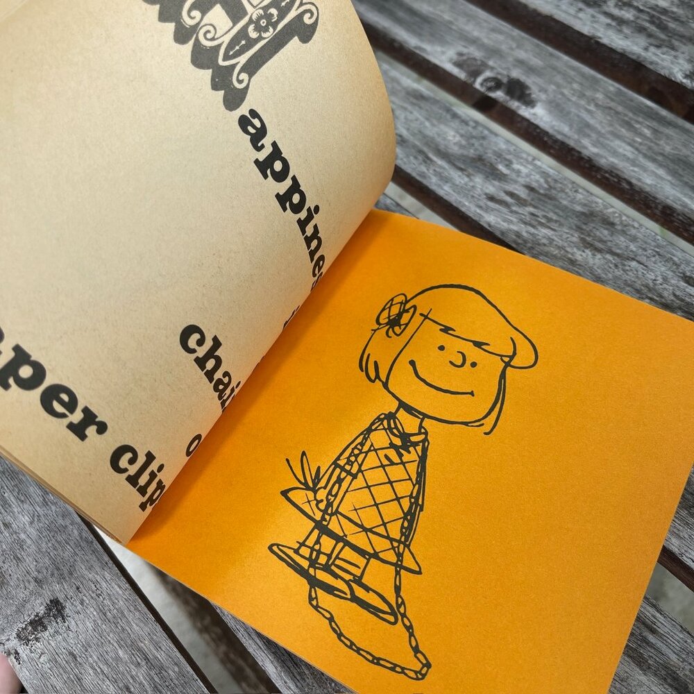 VINTAGE CHARLES SCHULZ MINI BOOK HAPPINESS IS A WARM PUPPY 🐶 FIRST EDITION 1970 - Picture 6 of 14